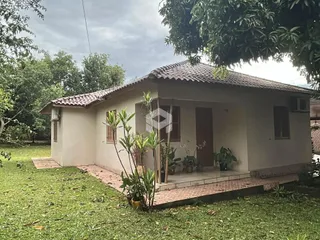 Fachada de uma casa em Lajeado, Brasil, com jardim gramado.