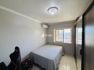 Quarto com cama e janela em um imóvel.