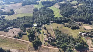 Vista aérea de uma propriedade rural em Lajeado, Brasil, mostrando campos e vegetação.