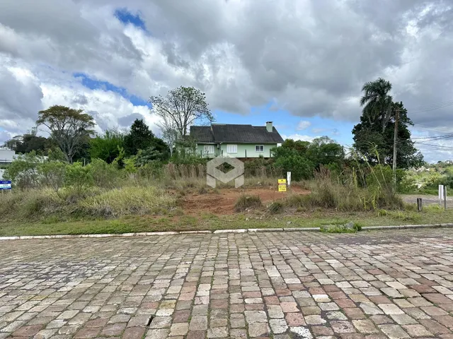 Vista da fachada de uma casa em Lajeado, Brasil, com vegetação densa ao redor.