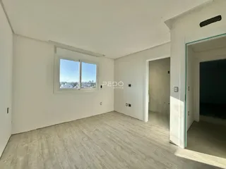 Ambiente interno de uma sala com grande janela em um imóvel em Lajeado, Brasil.
