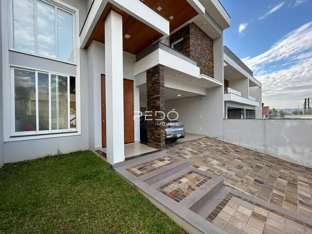 Fachada de uma residência moderna com área externa pavimentada em Lajeado.