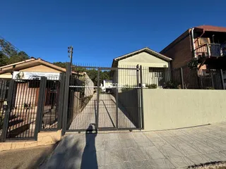 Vista externa de uma propriedade com cerca e portão em Lajeado, Brasil.