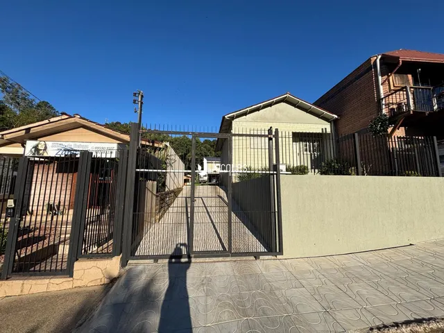 Vista externa de uma propriedade com cerca e portão em Lajeado, Brasil.