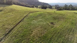 Vista aérea de uma área de campo verde e colinas em Lajeado, Brasil.