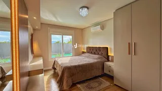 Quarto com piso de madeira e armários embutidos.