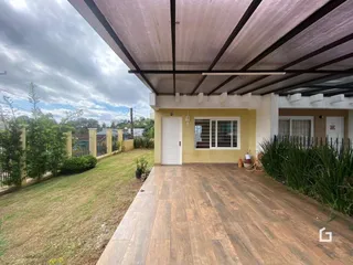 Vista da fachada de uma residência em Lajeado, Brasil, com área externa e jardim.