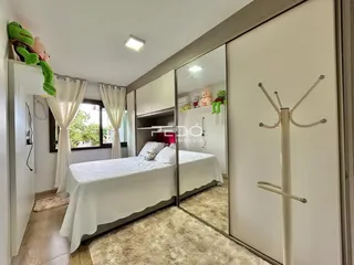 Quarto com cama e armário espelhado em um imóvel no Brasil.