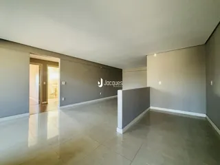 Hall de entrada com piso claro e paredes neutras.