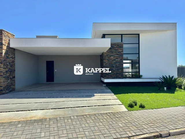 Foto da fachada moderna de uma residência em Lajeado, Brasil, com jardim frontal.