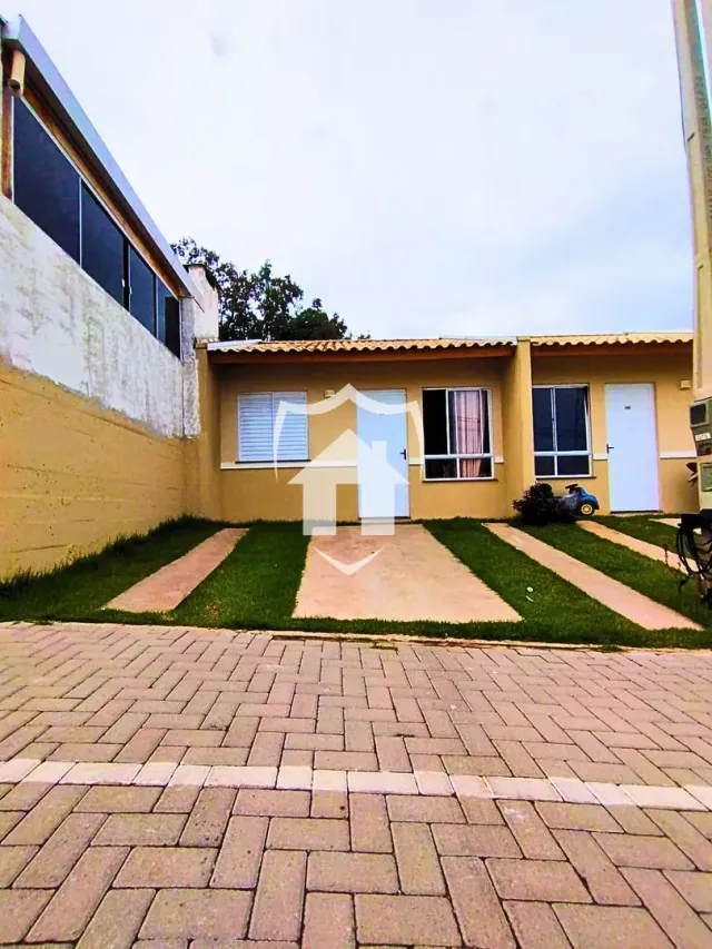 A fachada de uma casa em Lajeado, Brasil, com jardim e calçada.