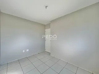 Ambiente interno com piso de cerâmica e paredes brancas.