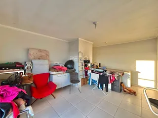 Quarto com cama e armário em ambiente interno.