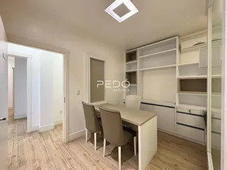 Vista de uma sala de jantar com mesa e cadeiras em um imóvel no Brasil.