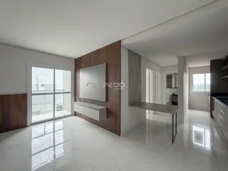 Sala de estar moderna com piso de mármore claro e grandes portas de vidro.