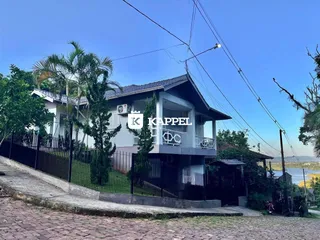 Fachada de uma casa residencial com varanda no segundo andar em Lajeado, Brasil.