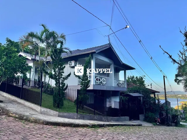 Fachada de uma casa residencial com varanda no segundo andar em Lajeado, Brasil.