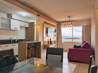 Sala de estar com vista para a paisagem externa.