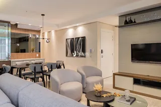 Sala de estar moderna com sofá e móveis de madeira.