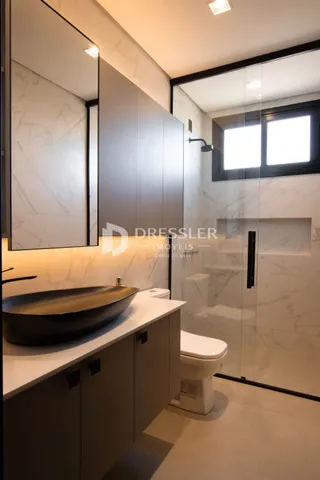 Interior de um banheiro moderno com revestimento em mármore.