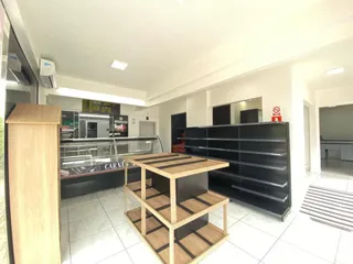 Foto de um interior com piso cerâmico e móveis de madeira.