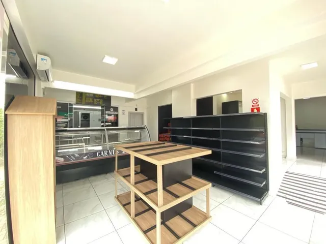Foto de um interior com piso cerâmico e móveis de madeira.