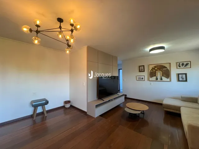 Sala de estar com piso de madeira e decoração moderna.