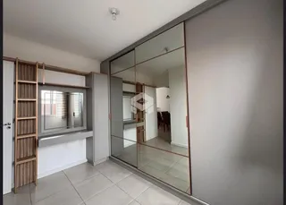 Hall de entrada com piso de cerâmica e divisórias de vidro.