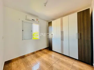 Ambiente interno com piso de madeira e armários em um imóvel.
