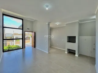 Sala de estar com piso de cerâmica e grande janela.