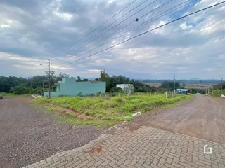 Vista externa de uma propriedade em Lajeado com vegetação alta.