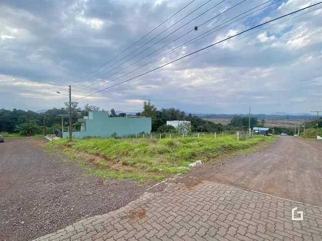 Vista externa de uma propriedade em Lajeado com vegetação alta.