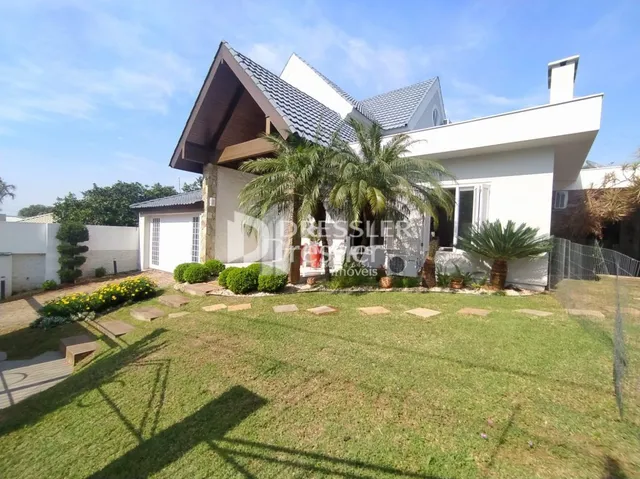 Fachada de uma casa moderna em Lajeado, Brasil, com jardim na frente.