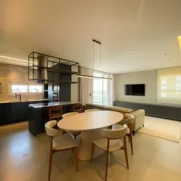 Foto de um ambiente interno com mesa e cadeiras em um imóvel.