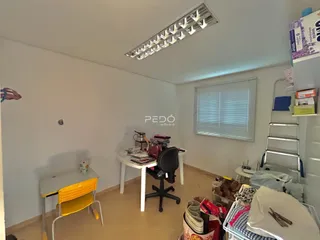 Ambiente interno de uma sala com piso de cerâmica e janela.