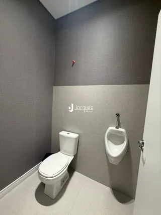 Foto de um banheiro interno com vaso sanitário e pia.