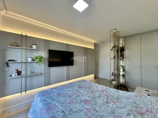 Quarto moderno com cabeceira e estantes de parede.
