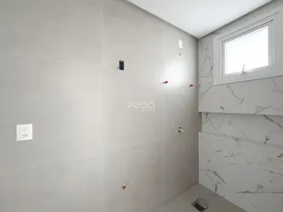 Parede interna cinza com detalhes de acabamento e janela.