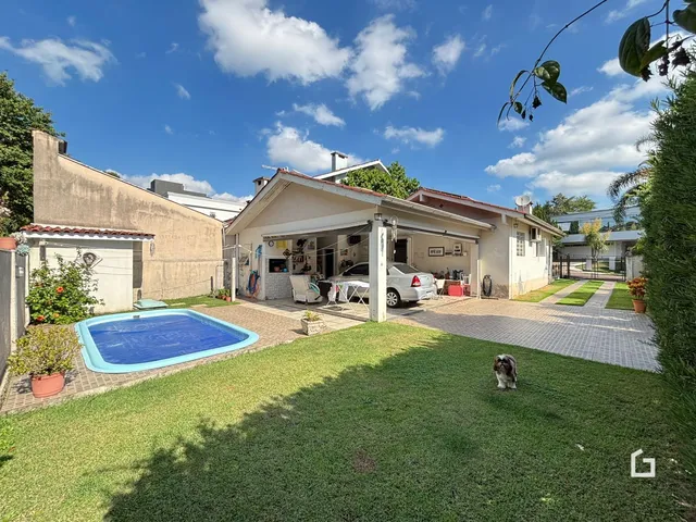 Vista externa de uma residência com piscina e jardim em Lajeado, Brasil.