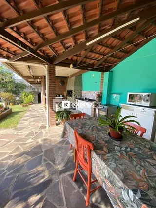 Área externa coberta com mesa e cadeiras em um imóvel em Lajeado, Brasil.