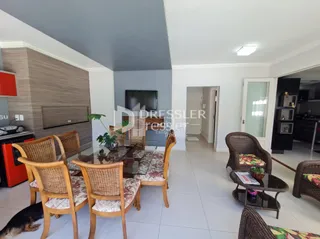 Sala de estar com decoração de madeira e cadeiras.