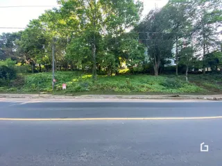 Vista da fachada de uma propriedade em Lajeado, Brasil, com vegetação ao fundo.