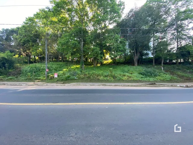 Vista da fachada de uma propriedade em Lajeado, Brasil, com vegetação ao fundo.