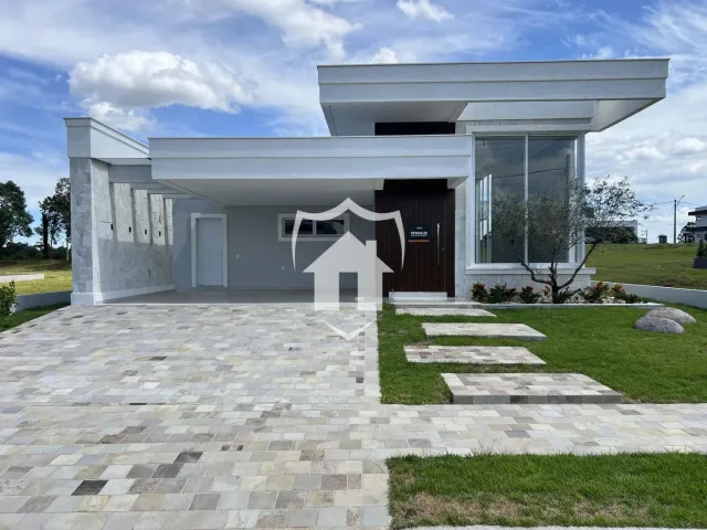 Fachada moderna de uma residência em Lajeado, Brasil, com jardim frontal.