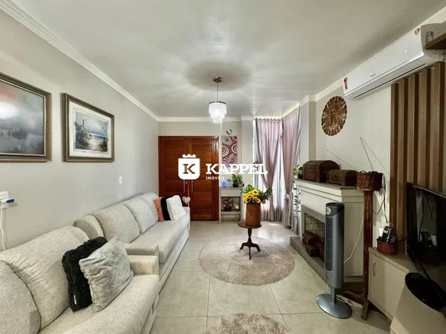 Sala de estar com sofá e lareira em um apartamento.