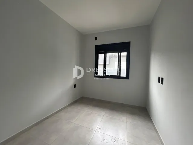 Hall da propriedade em Lajeado com paredes brancas e piso de cerâmica.