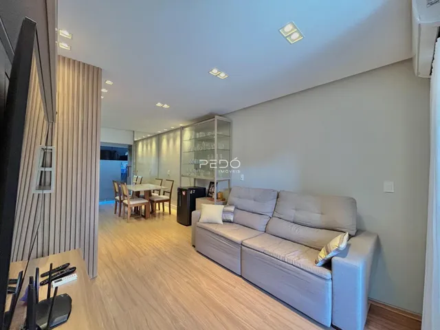 Sala de estar ampla com sofá e área de jantar em um imóvel no Brasil.
