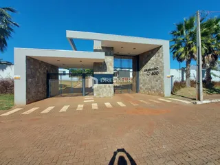 Fachada de uma residência moderna em Lajeado, Brasil, com portão e entrada.