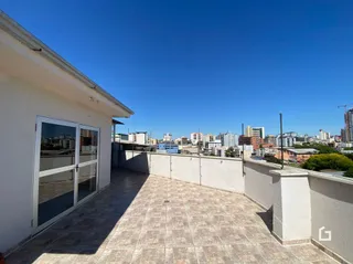 Fachada de um imóvel em Lajeado, Brasil, com piso de cerâmica.