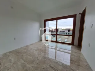 Ambiente interno com piso de porcelanato claro e paredes brancas.